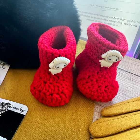 Red baby booties - Picture 2 of 2